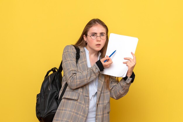 Vorderansicht einer Studentin mit Dateien