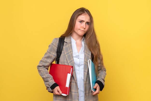 Vorderansicht einer Studentin mit Dateien