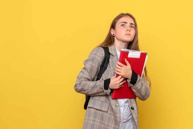 Vorderansicht einer Studentin mit Papieren