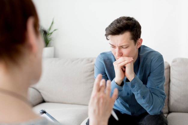 Kostenloses Foto vorderansicht eines psychologen, der einen patienten konsultiert