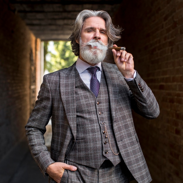 Kostenloses Foto vorderansicht elegantes reifes männliches rauchen