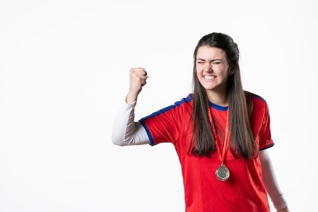 Vorderansicht erfreut Spielerin mit Medaille