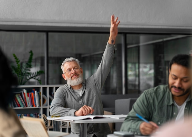 Kostenloses Foto vorderansicht erwachsene, die zusammen studieren