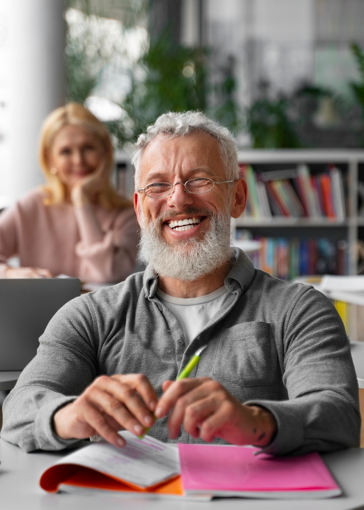 Kostenlose Foto vorderansicht erwachsene, die zusammen studieren