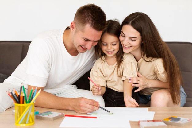 Vorderansicht Familie, die einen niedlichen Moment zusammen hat