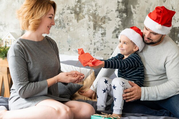 Vorderansicht Familie, die zusammen am Weihnachtstag ist