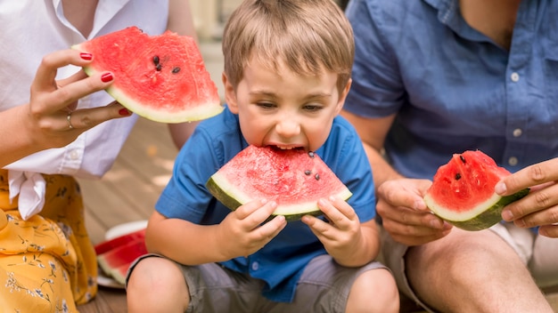 Vorderansicht Familie, die zusammen Wassermelone isst
