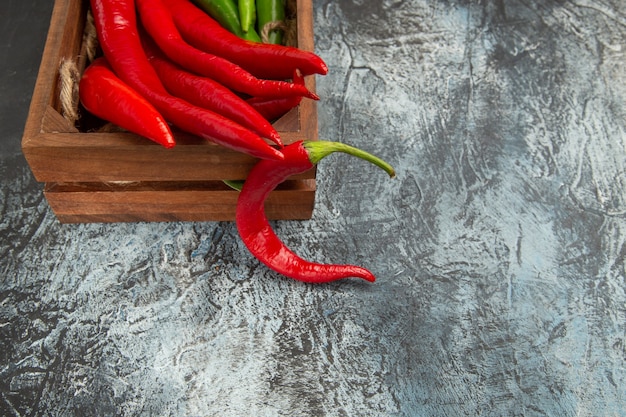 Kostenloses Foto vorderansicht farbige würzige paprika