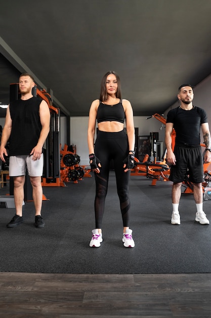 Kostenloses Foto vorderansicht fitte leute im fitnessstudio