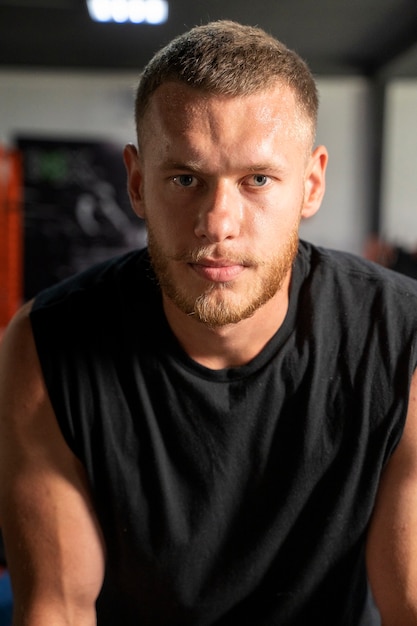 Vorderansicht fitter Mann im Fitnessstudio