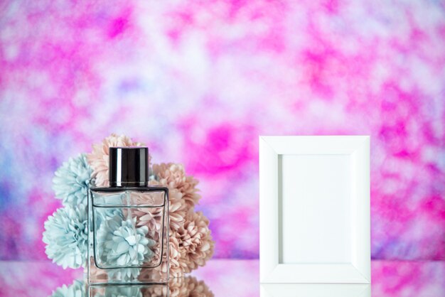 Vorderansicht Flasche Parfüm kleine weiße Bilderrahmen Blumen auf rosa unscharfen Hintergrund