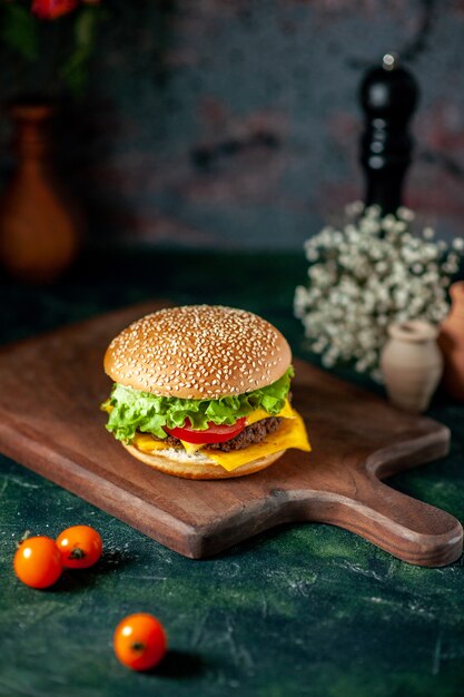 Vorderansicht Fleischhamburger auf dunklem Hintergrund