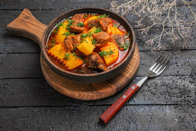 Vorderansicht Fleischsauce Suppe mit Gemüse und Kartoffeln auf dunklem Boden Suppe Mahlzeit Sauce Fleisch