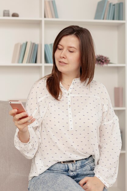 Vorderansicht Frau auf ihrem Telefon