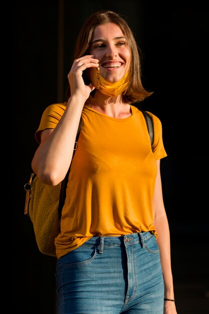 Kostenloses Foto vorderansicht frau, die am telefon spricht