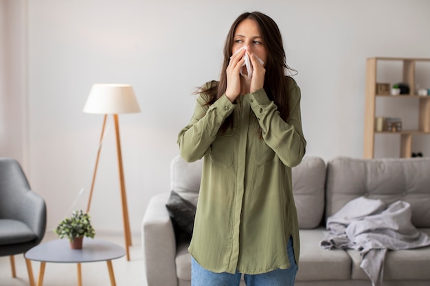 Vorderansicht Frau, die an Allergie leidet