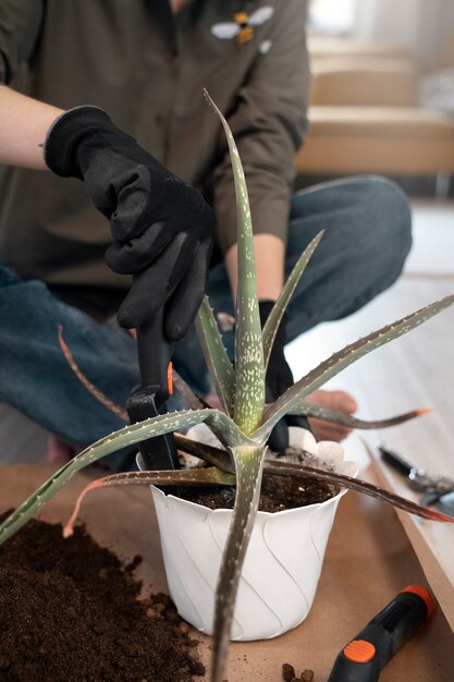 Vorderansicht Frau, die drinnen im Garten arbeitet