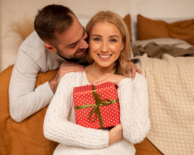 Kostenloses Foto vorderansicht frau, die geschenk hält