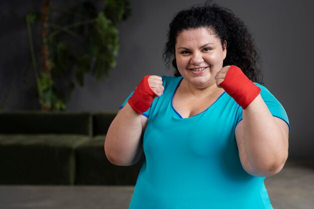 Vorderansicht Frau, die im Fitnessstudio trainiert