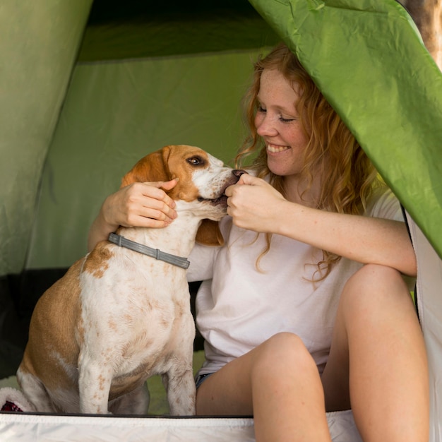 Vorderansicht Frau, die mit ihrem Hund spielt