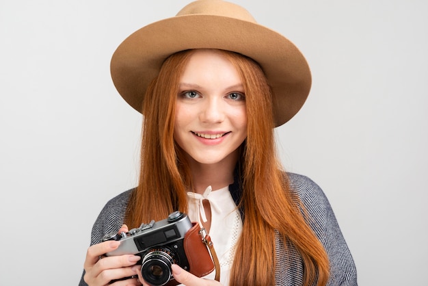 Kostenloses Foto vorderansicht frau, die mit kamera aufwirft