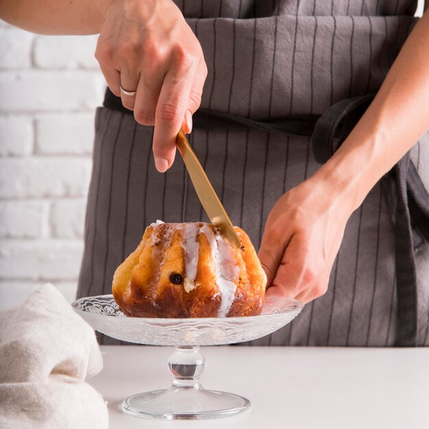 Vorderansicht Frau, die Pfundkuchen schneidet