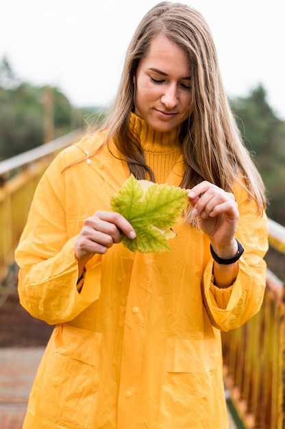 Vorderansicht Frau, die Regenkleidung trägt