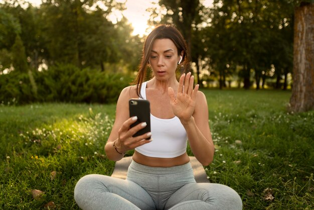 Vorderansicht Frau, die Smartphone hält