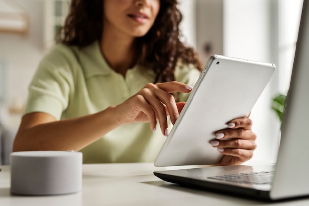 Kostenloses Foto vorderansicht frau, die tablette hält