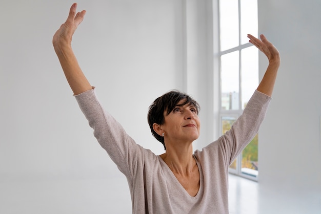 Vorderansicht Frau, die Tai Chi praktiziert