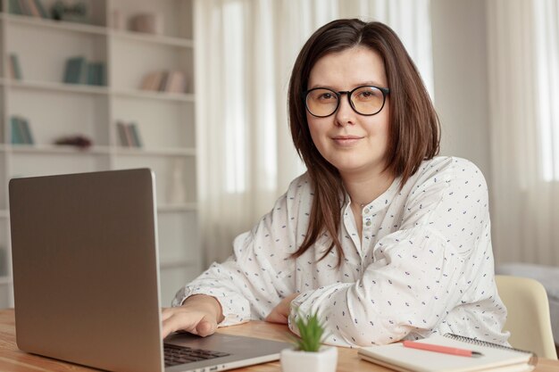 Vorderansicht Frau, die von zu Hause aus arbeitet