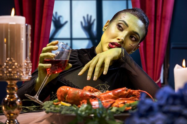 Vorderansicht Frau Frankenstein mit Essen
