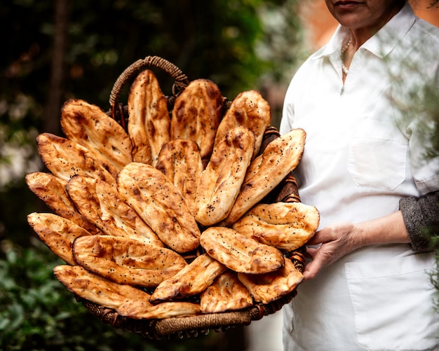 Vorderansicht frau hält korb mit tandoorbrot