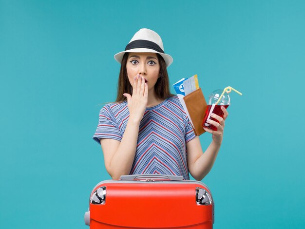Vorderansicht Frau im Urlaub hält Brieftasche mit Tickets auf der blauen Hintergrundreise Reise weibliches Wasserflugzeug Sommer