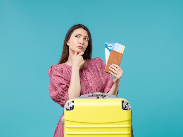 Vorderansicht Frau im Urlaub hält ihre Brieftasche und Tickets auf blauem Hintergrund Reise Reise Urlaub Frau Sommer Meer