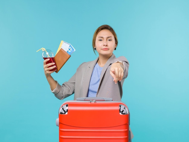 Vorderansicht Frau im Urlaub hält Saft mit Tickets auf blauem Hintergrund Reise Urlaubsreise Reise Wasserflugzeug