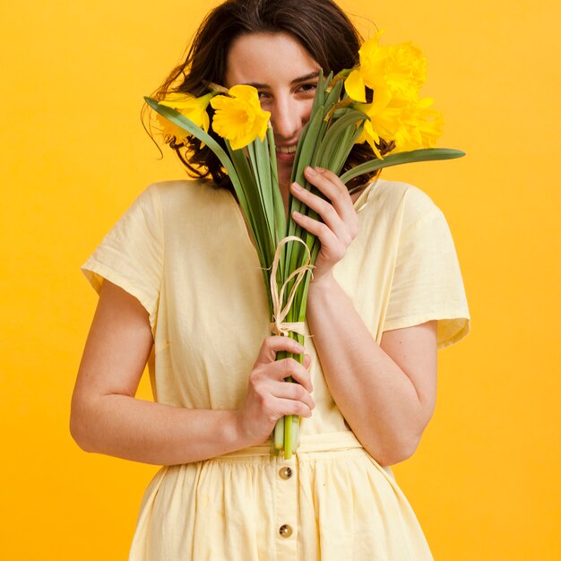 Vorderansicht Frau mit Blumen