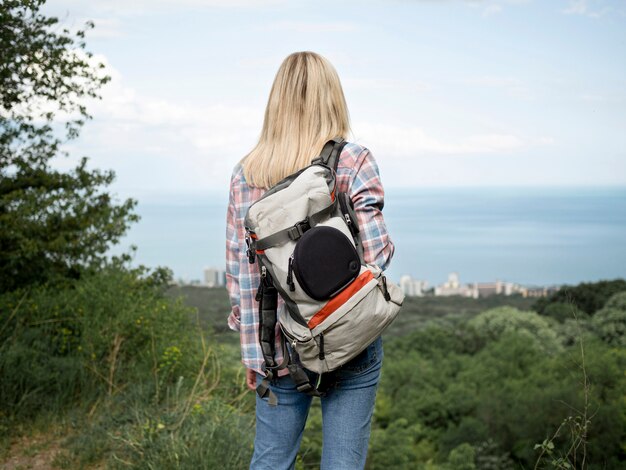 Vorderansicht Frau mit Rucksack