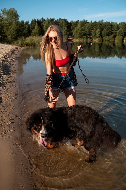 Vorderansicht Frau mit süßem Hund am Strand