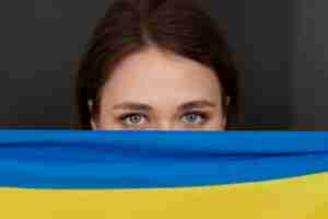 Kostenloses Foto vorderansicht frau mit ukrainischer flagge