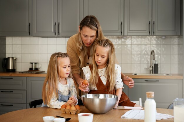 Vorderansicht Frau und Mädchen beim Kochen