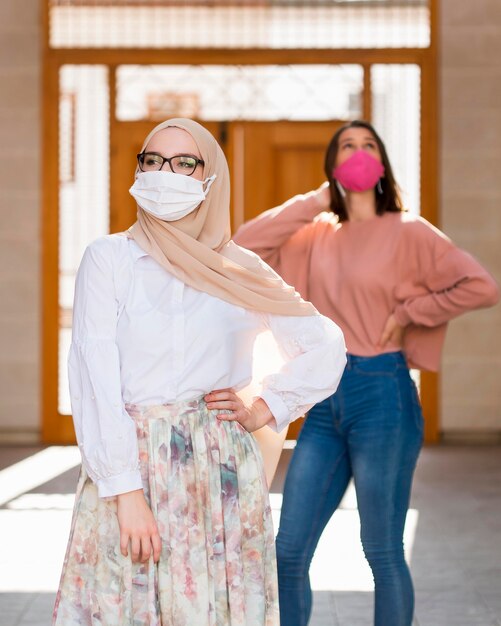 Vorderansicht Frauen, die Masken tragen