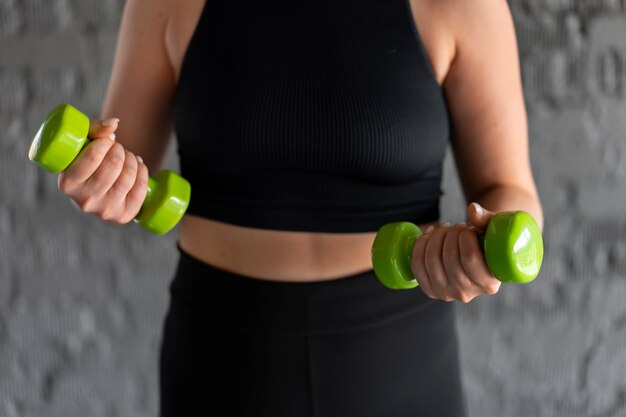 Vorderansicht Frauentraining im Fitnessstudio