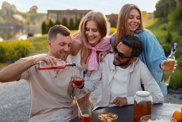 Vorderansicht Freunde mit köstlichem Kombucha im Freien