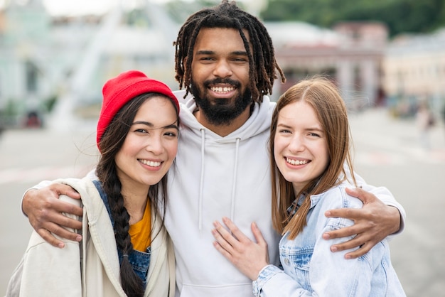 Kostenloses Foto vorderansicht freunde umarmen