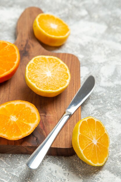Vorderansicht frisch geschnittene Orangen milde Zitrusfrüchte auf weißem Hintergrund reife Früchte exotische frische tropische