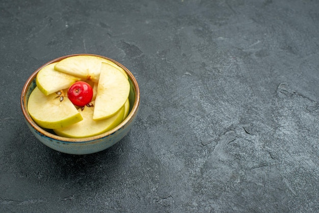 Vorderansicht frisch geschnittene Äpfel in kleinem Topf auf grauem Hintergrund frisches Obst ausgereift reif
