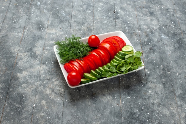 Vorderansicht frisch geschnittene Tomaten elegant gestalteten Salat auf der Grauzone