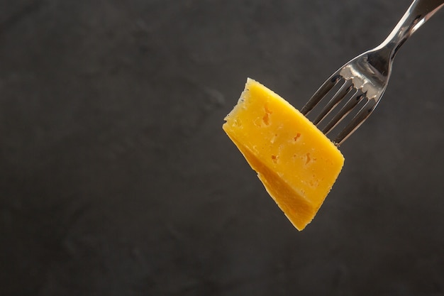 Vorderansicht frisch geschnittener Käse auf Gabel dunkle Snackmahlzeit Farbfoto Frühstückschips