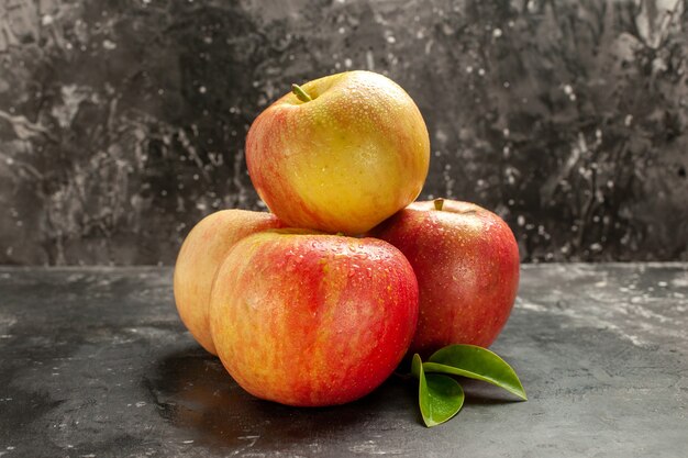 Vorderansicht frische Äpfel auf dem dunklen Foto ausgereifte Frucht reife Vitaminsaftfarbe Baumbirne
